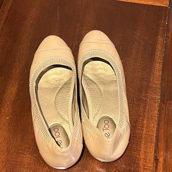 ME TOO KAILANI TAUPE PATENT LEATHER FLATS - Picture 2 of 4